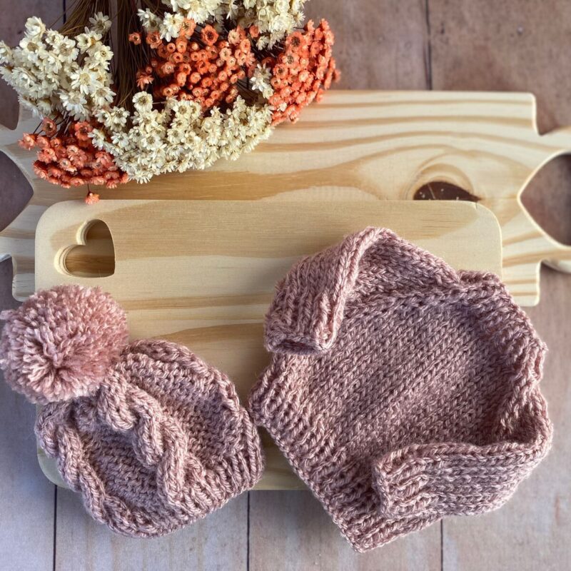 SUÉTER COM TOUQUINHA POMPOM–  TRICOT.